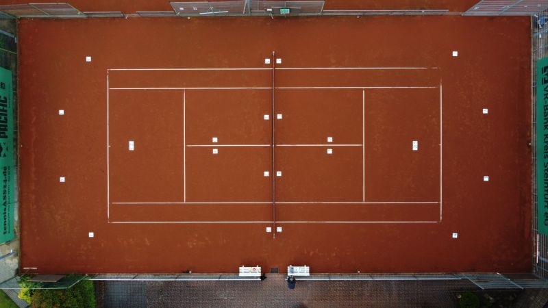 Mittels Laser und Markierungen am Boden wird jede Leuchte präzise ausgerichtet. Mittels Laser und Markierungen am Boden wird jede Leuchte präzise ausgerichtet.