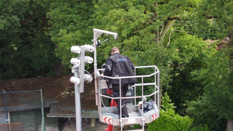 Die Leuchten werden am Mast installiert. Die Leuchten werden am Mast installiert.