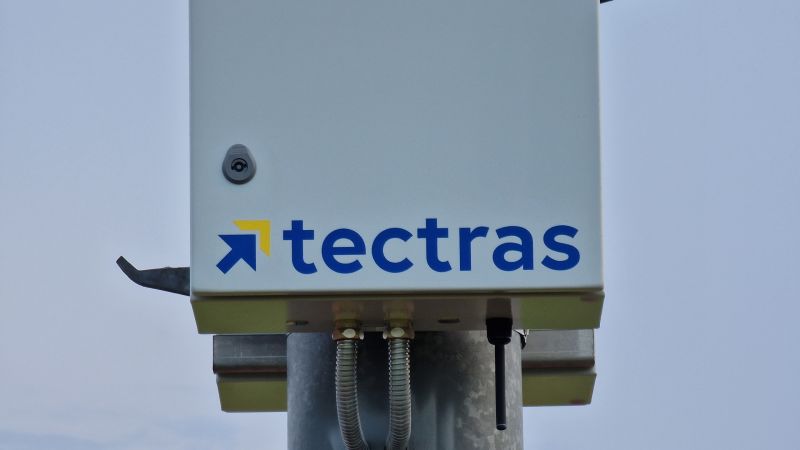 Steuerungskasten am Mast installiert Steuerungskasten am Mast installiert