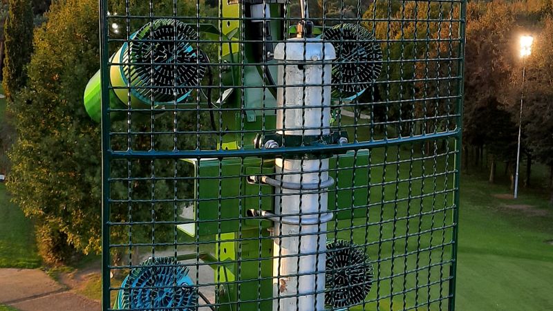 Die LED Strahler wurden mit Gittern auf der Rückseite vor Golfbällen geschützt. Die LED Strahler wurden mit Gittern auf der Rückseite vor Golfbällen geschützt.